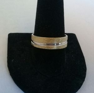 Shiny gold with silver stripe in size 11